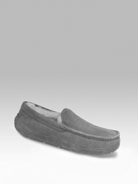 Sheepskin-lined suede with a sheepskin sockliner that naturally wicks away moisture to keep feet dry and warm. Moccasin stitching Molded rubber indoor/outdoor outsole Imported