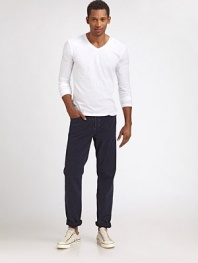 Rich indigo wash overtakes this straight-leg silhouette, shaped in ultra-soft cotton with anhint of stretch for added comfort.Five-pocket styleInseam, about 3398% cotton/2% elastaneMachine wash coldMade in USA