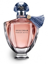 Shalimar Parfum Initial is an initiation to sensuality. Discover this luminous amber-floral fragrance. The fresh burst of bergamot gives way to a delicate floral heart: an orchestrated overdose of rose, jasmine and iris. The vanilla and tonka bean base instantly creates addiction, like the captivating feel of cashmere on bare skin. 