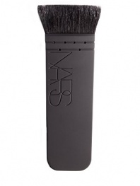 Super black goat hair in a small, flat and angular design ideal for blending and contouring. 