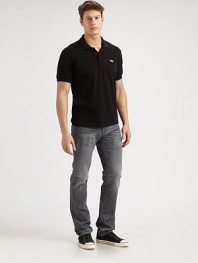 A classic look with generous fading through the leg and whiskering, finished in a easy-to-wear, slim-straight silhouette.Five-pocket styleInseam, about 3498% cotton/2% elastaneMachine washMade in USA