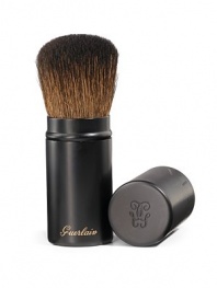 Inspired by the brushes used by traditional Japanese theater actors, this retractable Kabuki brush makes it possible to crush and perfectly smooth the bronzing pigments over the skin for a seamlessly even and luminous result. In its incredibly chic black matte metal case, you will find the perfect bristle density brush for applying just the right amount of Terracotta bronzing powder. It guarantees flawless, streak-free color.