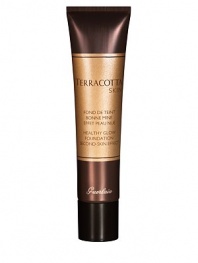 Why choose between correction and a healthy glow? Terracotta skin, the first Guerlain hybrid foundation, perfects the skin with the sheer coverage of a powder. The Terracotta Skin texture is extremely creamy, thanks to a blend of powders and volatile oils combined with an elastomer gel. In just a few seconds, its magical texture melts into the skin to reveal a fabulous complexion radiating health and well-being. 