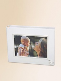Savor memories of their very first months in this instant heirloom design, crafted in silverplated metal with charming duckling detail. Tarnish resistant Silverplated metal Cover holds a 4 X 6 photo Includes 50 acid-free slip-in pages for 4 X 6 photos Memo area on each page for notes or dates 8W X 6½H X 2½D Clean with silvercloth Imported 