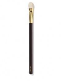 Tom Ford's brush collection is designed to bring ease and luxury to the process of creating your look - they make expert makeup application completely effortless.  The Tom Ford Eye Shadow Brush was designed to craft a softer, all-over eye effect. Developed with natural hair, it picks up color with ease and glides it effortlessly onto the skin. Handle is designed for true comfort and balance.