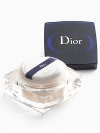 Modern beauty. Retro-glamour. The chic new look of Dior's new loose and pressed powders pay homage to Christian Dior's legendary New Look of 1947. A new direction in powder formulation, they create a matte finish with continuous moisture release to keep skin up to 10% more hydrated even after 6 hours of wear, giving the skin a fresh, radiant new look. Elegantly designed with a midnight blue lid for the loose powder. A return to luxury. Feminine, chic and very Dior. 