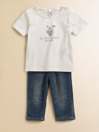 For your Burberry baby, a sweet, simple tee with a brave little knight and logo screened on the front.Round neckline A button at each shoulder Short sleeves Cotton; machine wash Imported