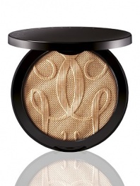 Metallic radiant powder and sun catcher for face and body. A powder enriched with gold mother-of-pearl that captures and reflects light for a golden, luminous finish. Textured to mimic the sun's rays, Terracotta Sun in the City is available in one universal shade to highlight and warm up all skin tones.
