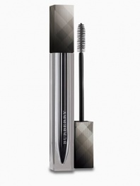 The gelled structure of Effortless Mascara helps obtain an airy texture and improved colour expression. Marine plant glycogen works like a natural lash extender, accelerating fiber growth and strengthening lashes. This fool-proof mascara allows for adjustable lash volume, from the most natural to the most sophisticated look.
