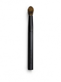 Crafted to apply just the right amount of color to the eyelids, the luxurious large eye contour brush makes blending and highlighting a breeze. Its soft bristles gently dress lids in a smooth wash of color. 
