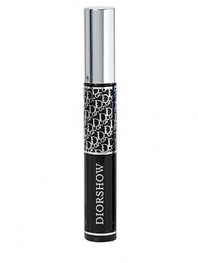 A must have for ultra-glamorous eyes. The mascara inspired by the backstage beauty secrets of top models. For ultra-thick, ultra-long, ultra-curvy lashes. 