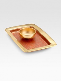 A beautiful design inspired by the sunbaked Mediterranean shoreline features a handcrafted porcelain tray and matching bowl, both carefully glazed in gleaming 24k gold. Ideal for hummus, salsa or any favorite dip Dishwasher safe 12½ X 8½ Made in USA 