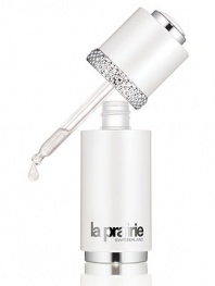 Combines anti-aging, anti-pigmentation and luminescence with pearlescent pigments to inhibit melanin production, detoxify and beautify. The skin surrounding the eye becomes brighter and more even-toned with improved firmness. This light-infused eye serum is a high-performing antidote to under-eye darkness and discoloration.