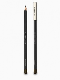 Burberry Eye Definer combines emollient vegetal oils, natural waxes and a high concentration of pigments that respect the fragile eye area. The long-wearing and water-resistant formula confers an easy application over the upper eyelid and on the inner eye rim. Silicone waxes guarantee unfailing resistance to heat and humidity. 
