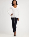 Breezy cotton cut in a flattering V-neck silhouette, an instant everyday essential.V neckline Long sleeves Pullover style Cotton Machine wash Made in USA