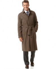 A traditional, expertly tailored raincoat in soft polyester microfiber. Concealed placket with button-down closure and adjustable belt. Adjustable button closure cuffs. Zip-out quilted lining with two inside pockets that communicate with exerior pockets.
