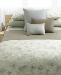 Featuring soft, 220-thread count combed cotton percale, this Calvin Klein pillowcase gives your bed an indulgent appeal. Choose from printed or solid.