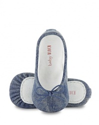 These delicate denim print ballet shoes from Bloch Baby are sure to garner applause from her first step forward.