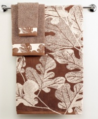 Whatever the season, Falling Leaves bath towels style your bath with nature-inspired sophistication. This cotton jacquard hand towel features an oak leaf trim.