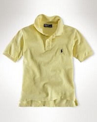 Essential short-sleeved polo shirt in breathable cotton mesh. Ribbed polo collar and armbands. Uneven vented hem. Signature embroidered pony accents the chest.
