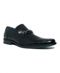 Crafted from smooth leather in an easy slip-on men's loafers style, these men's dress shoes from Steve Madden lend the perfect amount of polish to your work wardrobe.