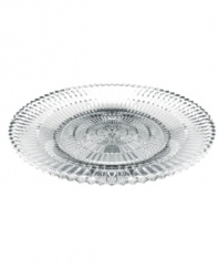 Crafted of elegant Baccarat crystal, the Mille Nuits pampilles plate offers a timeless, enchanting design that will adorn your table for years to come.