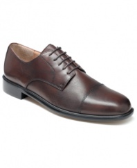 A great combination of textured and smooth leather panels adds modern polish to these classic Bostonian oxford men's dress shoes.
