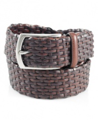 This braided belt from Tasso Elba completes your classic leisure look.