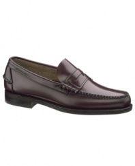 This pair of men's dress shoes is handsewn with flawless attention to detail. These classic Sebago penny loafers for men offer timeless polish to any tailored combination.