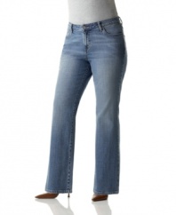Define your style with these relaxed, boot cut jeans from Levi's, perfectly contoured to prevent gapping at the waist.