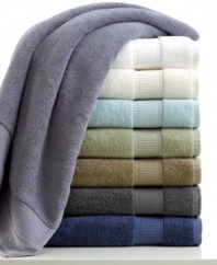Indulge in the luxury of Calvin Klein with this Plush washcloth, featuring rich cotton for an ultra-soft hand and eight sophisticated colors to choose from.