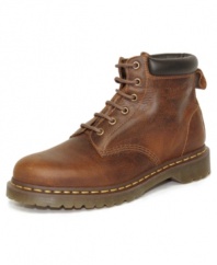 This pair of men's boots is constructed with bold leather panels and finished with a chunky rubber sole. These durable Dr. Martens boots for men provide a solid foundation for any laid-back look.