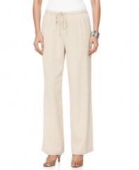 Lighten up in these breezy drawstring pants, rendered in comfortable linen from J Jones New York.