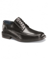 Modern polish meets classic comfort with these smooth bike toe oxford men's dress shoes from Dockers, making them a smart addition to any guy's weekday routine.