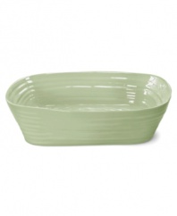 From celebrated chef and writer, Sophie Conran, comes incredibly durable dinnerware for every step of the meal, from oven to table. A ribbed texture gives this rectangular roaster/lasagna dish the charming look of traditional hand thrown pottery.
