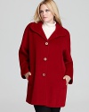 This classic Ellen Tracy coat flaunts a clean silhouette and single-breasted front for a timeless, everyday look.