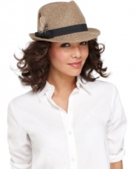 A modern take on vintage style, this straw fedora Nine West features a packable design, allowing you to take a classic look wherever you go.