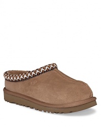 She'll love the comfort and earthy good-looks of the Tasman slipper, trimmed with a woven braid and lined with cozy sheepskin.