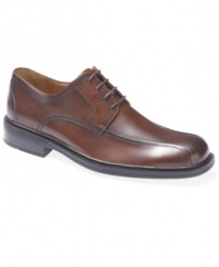 Looking for a pair of men's dress shoes that blends old world charm with new school cool? Timeless sophistication and modern comfort go hand in hand with these smooth leather oxfords from Bostonian.