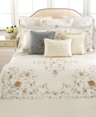 Embracing a traditional take on English inspiration, the English Isles duvet cover from Lauren by Ralph Lauren offers an elegantly flowing floral design on clean ivory ground for an absolutely smart presentation. Button closure.