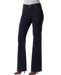 Flatter your figure in Levi's petite jeans with a slimming tummy panel and versatile dark wash.