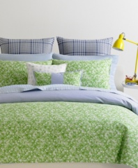 Country chic. Featuring an allover green floral design, this Tommy Hilfiger Hydrangea Petals duvet cover set evokes a traditional feel with a countryside twist. Duvet cover reverses to a blue and white mini-gingham pattern. Button closure.