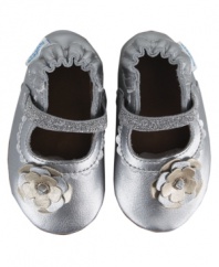 Keep her on her toes with these grand metallic Robeez shoes designed for comfort and muscle development.