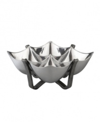 Set or simply decorate the table with the ultra-modern Anvil condiment bowl from Nambe's collection of serveware and serving dishes. A sculptural, iron-finished base cradles contoured silvertone alloy in this innovative Neil Cohen design.