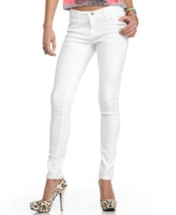 Do Denim infuses cool into classic white jeans by way of back pockets of the studded variety!