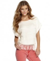 Americana style reigns on this fringed sweater from Jessica Simpson! Style it with a pair of color-rich jeans for a look that's trend-right in every way!