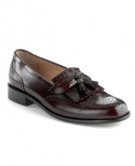 Worn out from wearing the wrong pair of men's dress shoes? This classic pair of tassel loafers for men is soft and flexible from day one.