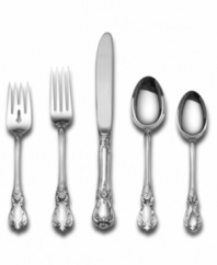 An early American motif recreated with the impeccable craftsmanship of Towle, the Old Master flatware set lends old-world beauty and grace to celebratory occasions in pure sterling silver.