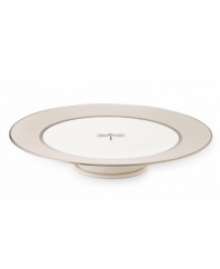 A spectacular complement to Kate Spade's beloved June Lane dinnerware collection, this footed cake plate features a fine border that evokes the texture of a dragonfly's wing.