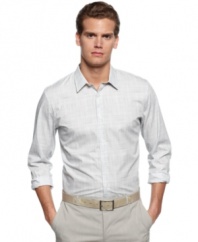 Classic style with a modern twist. This woven shirt from Calvin Klein comes in a slim fit for your up-to-date look.